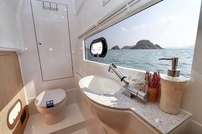 Half Day Luxury Catamaran Turtle Snorkel And Beach - A crew that stays involved