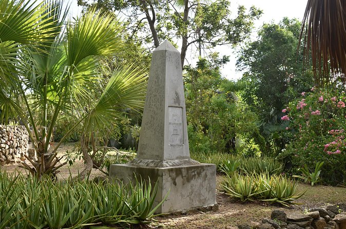 Historical attractions of Alexander Hamillton Mother's Gravesite - Ruins, monuments, and working artifacts