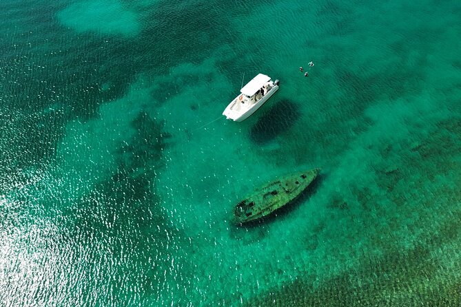 Private Power Catamaran. Secluded Beaches, Snorkeling, Turtles for Full/Half Day - The boat’s shade, seating, and sound system